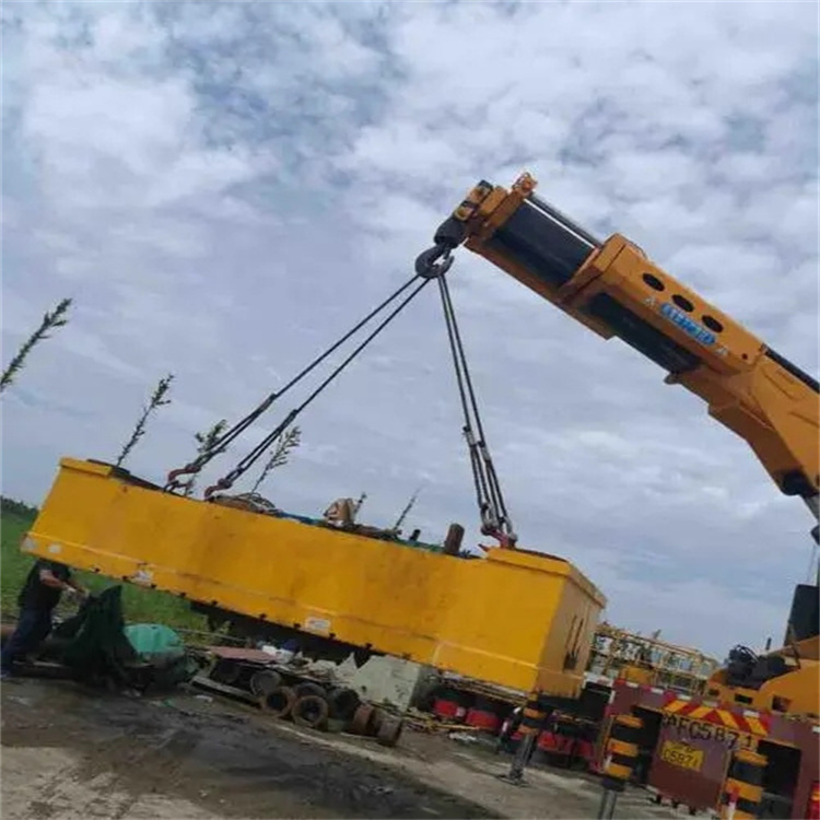 下陆吊运集装箱的吊车